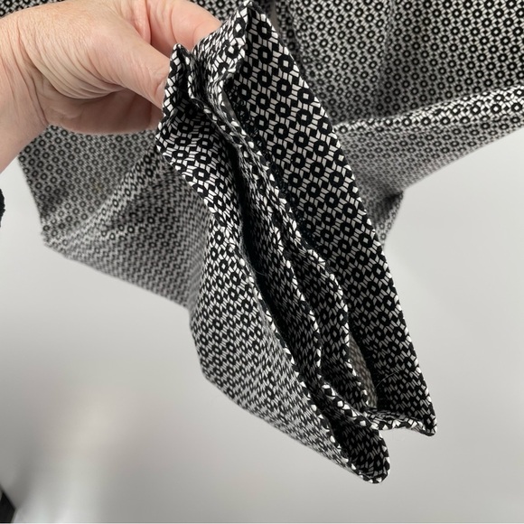 Ellen Tracy Geometric Black White Print Pockets Cropped Ankle Zip Button Pants - Picture 6 of 12